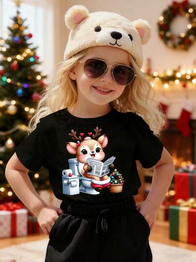 100% algodón puro para niños T-short Ciervo lindo leyendo un periódico en el baño con un árbol de Navidad y papel higiénico al fondo, usando un sombrero de Santa Claus y sosteniendo un bastón de caramelo Adecuado para niños y niñas