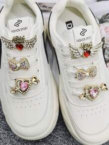 2 pezzi Accessori di lusso per lacci delle scarpe: ciondolo con corona ad ali colorate in ABS, fibbia con strass a forma di cuore, molletta decorativa con perla artificiale rimovibile, adatti per sneaker, stivali, Natale, Ognissanti, San Valentino, compleanni, feste (scarpe non incluse) - Multicolore - Visualizzare 5