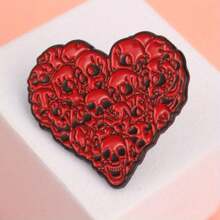 Edgy Red Skull Filled Heart Enamel Pin Gothic Style Heart Shaped Skull Brooch Rebellious Skull Motif Heart Badge - 彩色 - 查看 2