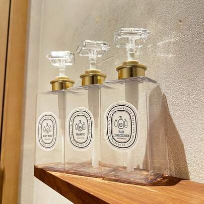 3件套 - 450毫升大容量透明可重复灌装瓶，配有透明方形金色按压泵，包含3个最新防水分类标签，适用于洗发水、护发素、沐浴露、洗手液，也适用于酒店、民宿等场所。