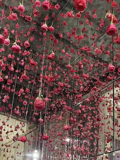 20pcs/1pc Realistic Romantic Red Rose Bouquet Hanging Floral Decoration, Vase-Filled Bouquet, DIY Background Photo Prop, Wedding Arch And Ceiling Decoration, Suitable For Bridal Showers, Valentine's Day Party Table Decorations.