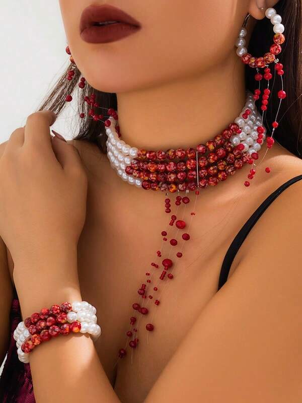 Dieses dreiteilige Schmuckset im Gothic-Stil besteht aus einer Halloween-Halskette mit Blutstropfen-Motiv, einer vierreihigen Kunstperlenkette mit einem Anhänger aus Kunstkristall, Perlenohrringen mit passenden Ohrringen aus Kunstkristall und einem Kunstperlenarmband. Es ist das perfekte Geschenk für Freunde oder ein festliches Accessoire-Set für Partys.