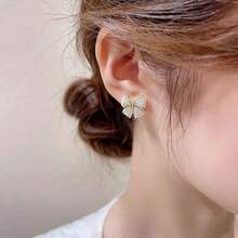 优雅法式珍珠蝴蝶结耳夹，时尚百搭的夹式耳环，适合无耳洞女性佩戴 - 銀色 - 查看 2