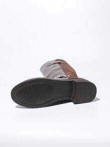 Botas altas de montar de color marrón Maillard para mujer, para otoño/invierno, con parches de cuero y ante para resaltar la textura y la sofisticación, decoración con hebilla de metal que aporta refinamiento, cremallera lateral para facilitar el calzado y descalzado, forro térmico para mantener el calor en invierno, diseño de punta redonda para un ajuste cómodo, adecuadas para uso diario en múltiples ocasiones - Marrón - Ver 7