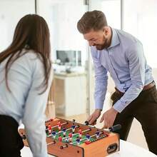 迷你木制桌面足球游戏 - 双人室内足球桌面游戏，经典设计，优质木材打造，尺寸小巧，适合家庭办公室桌面，互动式桌面运动玩具，适合成人，家庭游戏之夜娱乐，耐用的桌面足球套装，球滚动顺畅，是游戏爱好者的完美礼物，节省空间的室内运动游戏