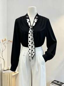Blusa de manga larga negra con cuello de corbata a lunares, decoración de botones dorados en escote en V + Pantalones rectos de cintura elástica, conjunto casual elegante para el trabajo - Blanco y Negro - Ver 4