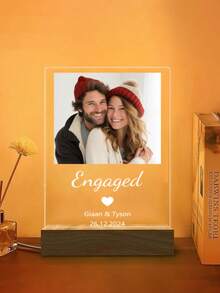 1个个性化照片夜灯牌匾，情侣灯，定制亚克力相框，卧室装饰，定制LED夜灯，两种底座款式可选，送给她的礼物，送给他的礼物，送给家人和亲戚的礼物，可定制照片文字，两种底座选择，定制夜灯，情侣订婚礼物，情侣个性化订婚礼物，订婚礼物相框，定制礼物，周年纪念结婚礼物