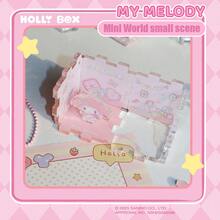 Bộ 3 móc khóa mô hình 3D mini thế giới gia đình Sanrio - Hình Hello Kitty/Cinnamoroll/My Melody dễ thương, phụ kiện mô phỏng cảnh thu nhỏ chi tiết, chất liệu nhựa PVC acrylic mềm, thích hợp cho ba lô/ví, quà tặng cho người hâm mộ Sanrio và trẻ em. - Nhiều màu - Xem 2