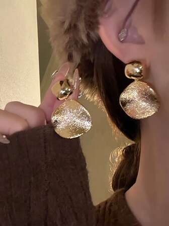 1 Pair Vintage Metal Minimalist Earrings, Suitable For Women To Wear To Parties