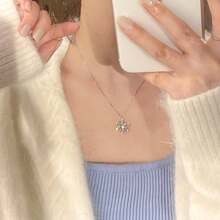 Rotating Snowflake Necklace Female, Design Sense Collarbone Chain For Girlfriend, New Year's Christmas Gift - 銀色 - 查看 3