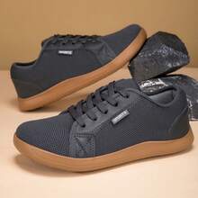 一双纯色中性布面平底鞋，适合办公室、健身房等各种场合，四季皆宜。