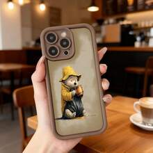 Cubierta de teléfono con borde negro y diseño de oso con impermeable amarillo sosteniendo taza de café para uso diario en cafeterías Aplicable a los teléfonos de la serie Apple y Galaxy - Café integral - Ver 2