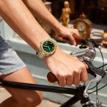 Guess Đồng hồ đeo tay nam GW0265G8 cổ điển, thanh lịch, máy quartz, mặt tròn màu xanh lá cây, dây đeo bằng thép không gỉ màu bạc và vàng, phù hợp cho công việc hàng ngày, quà tặng sinh nhật cho nam giới. - màu xanh lá - Xem 5