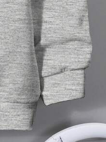 Sudadera navideña estampada "Merry Christmas" con árboles de leopardo y cuadros rojos | Moderna, cómoda y festiva - Gris - Ver 4