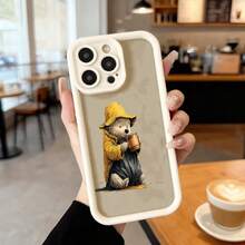 Cubierta de teléfono con borde negro y diseño de oso con impermeable amarillo sosteniendo taza de café para uso diario en cafeterías Aplicable a los teléfonos de la serie Apple y Galaxy - Café integral - Ver 4