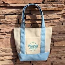 Trader Joes Women's Floral Tote Bag - Stylish & Spacious Beach Bag, Perfect For Summer Vacations, Shopping & Casual Outings,Lightweight & Chic Beach Purse For Women, Ideal For Travel, Market Runs & Sunny Day Adventures - 紫色 - 查看 4