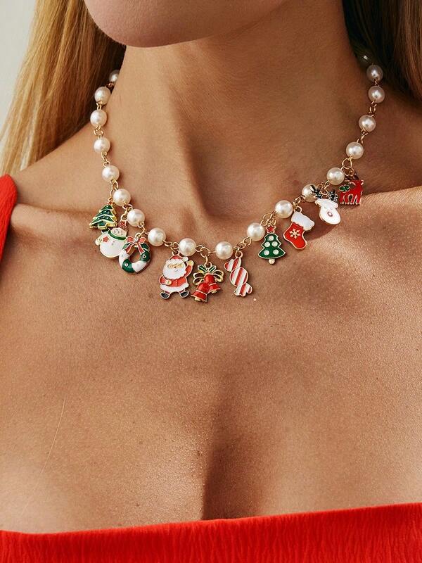 Diese weihnachtliche Perlenkette ist mit Anhängern in Form von Weihnachtsmann, Weihnachtsbaum und Rentier sowie Perlen in Form von Weihnachtssüßigkeiten, Schneemann und Glocke verziert. Sie eignet sich als Geschenk für Freunde oder zum Tragen auf Partys und Veranstaltungen.