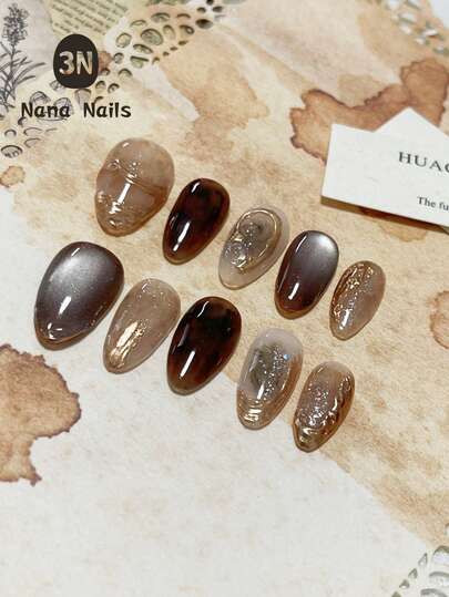 1包/10片装短款亚克力美甲贴片，秋冬棕色短款杏仁形美甲贴片，采用不对称线条艺术、烟熏渐变和闪亮亮片点缀，时尚美甲贴片系列，棕色美甲。美甲用品