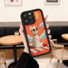 Cubierta de teléfono con borde negro diseño de gato con gafas de sol sobre mantel a cuadros rojo y blanco fondo naranja con nubes y sol para uso diario en cafeterías Aplicable a los teléfonos de la serie Apple y Galaxy - Burdeos - Ver 3