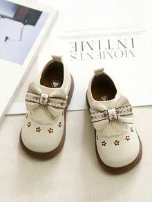 1双女童可爱时尚平底鞋，采用优质面料，方便穿脱的魔术贴设计，轻便鞋底，适合户外穿着。 - 米色 - 查看 5