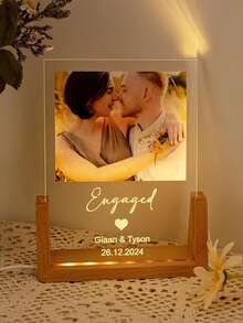 1个个性化照片夜灯牌匾，情侣灯，定制亚克力相框，卧室装饰，定制LED夜灯，两种底座款式可选，送给她的礼物，送给他的礼物，送给家人和亲戚的礼物，可定制照片文字，两种底座选择，定制夜灯，情侣订婚礼物，情侣个性化订婚礼物，订婚礼物相框，定制礼物，周年纪念结婚礼物