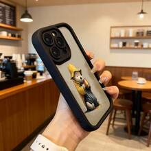 Cubierta de teléfono con borde negro y diseño de oso con impermeable amarillo sosteniendo taza de café para uso diario en cafeterías Aplicable a los teléfonos de la serie Apple y Galaxy - Café integral - Ver 6