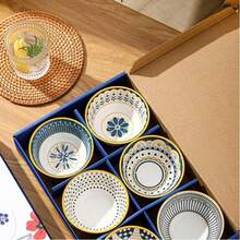 [Juegos de Tazones de Cerámica de Alta Calidad (4 y 6 Piezas)]Caja de Regalo de Vajilla Estilo Retro Japonés | Tazones con Diseño Mixto Creativo | Apto para Microondas | Ideal para Arroz, Sopa, Fideos y Ensaladas | Regalo Perfecto | Imprescindible para la Cocina y el Comedor | Diseño Geométrico Floral Azul, Amarillo y Blanco | Caja de Cartón con Asa | Regalo Recomendado para Bodas, Inauguraciones, Cumpleaños y Días Festivos | Ideal para Reuniones Familiares, Parejas y Residencias Estudiantiles | Horneado a Alta Temperatura para Mayor Durabilidad | Fácil de Limpiar y Resistente al Color | Juego de Vajilla de Cerámica Multifuncional