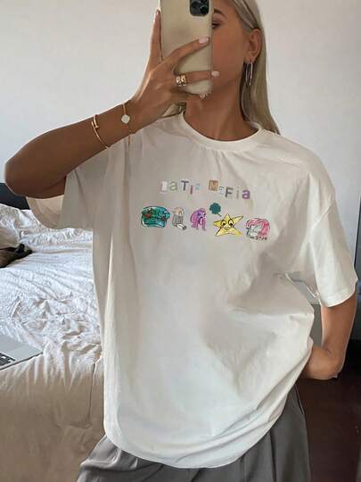 Presenta figuras únicas como una criatura turquesa con corazones un ser gris sentado un personaje morado con trébol una estrella amarilla sonriente y un objeto rosado misterioso todo bajo el texto Latin Mafia con letras variadas un toque auténtico. Camiseta de mujer 100% algodón.