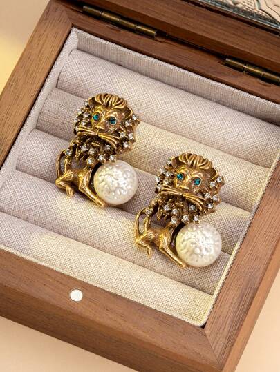 Vintage Goldlöwen-Ohrringe, Kristall-Perlen-Anhänger-Ohrringe im europäischen und amerikanischen Stil, personalisierter Luxus-Schmuck, Retro-Löwen-Ohrstecker im europäischen und amerikanischen Stil, mit Kristall-Perlen besetzte Ohrringe, Nischen-Design-Accessoires, Vintage-Luxus-Löwen-Ohrringe, mit Kristall-Perlen verzierte Ohrringe, Modeschmuck im europäischen und amerikanischen Stil für Partys