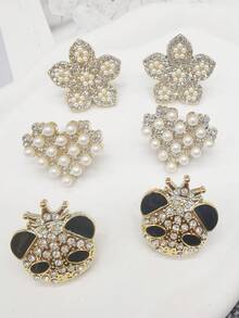 2pcs Gold Resin Panda Shoelace Charms, DIY Decor Shiny Rhinestone Heart Shaped Shoelace Buckle Accessories, Detachable Faux Pearl Flower Shoe Clips Suitable For Women's Lace-Up Sneakers & Boots, Christmas, Halloween, Valentine's Day, Birthday, Holiday Party Gifts (Shoes Not Included)