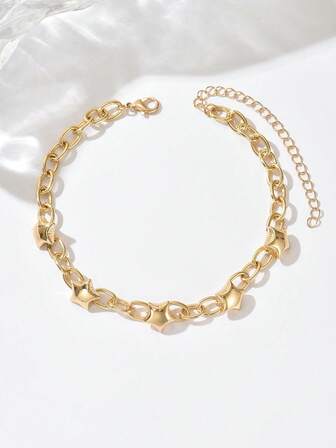 这款欧式中东时尚项链包含多种吊坠，包括星星、月亮、水钻、玫瑰、雏菊、镶钻恶魔眼、太阳、月亮、流苏等。这款多吊坠项链能够展现女性独特的风格和魅力，尤其适合派对、婚礼、节日和其他特殊场合。它也是一份绝佳的节日礼物。