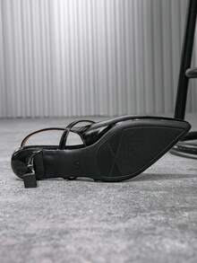 Damskie, uniwersalne, metalowe, wysokie obcasy, wsuwane, modne, w kratę, z noskiem w szpic. Francuskie, minimalistyczne, szykowne, wsuwane, płaskie buty robocze z odkrytym tyłem i niskim obcasem. - Czarne - Zobacz 6