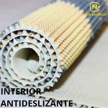 Tapete rectangular con diseño geométrico multicolor, Tapete decorativo con patrón de triángulos en tonos vivos como amarillo, verde, morado y turquesa sobre fondo oscuro. En el centro presenta una franja con texto que aporta un toque acogedor. Sus dimensiones son 67.5 cm de largo por 47.5 cm de ancho, ideal para colocar en entradas o pasillos. Fabricado en fibra sintética con base antideslizante, combina estilo moderno, resistencia y fácil mantenimiento. - MULTICOLOR RF-90 - Ver 9