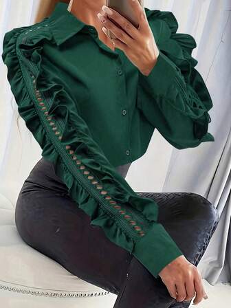 Elegant enfärgad volangblus med spetsmönster och lapptäcke, nedfällbar krage, långärmad, höst