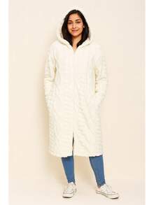 Chamarra larga de invierno tipo abrigo, con textura tejida en relieve y acabado peluche suave. Perfecta para combinar con jeans, leggings o botas para un look casual y acogedor. - Hueso - Ver 1