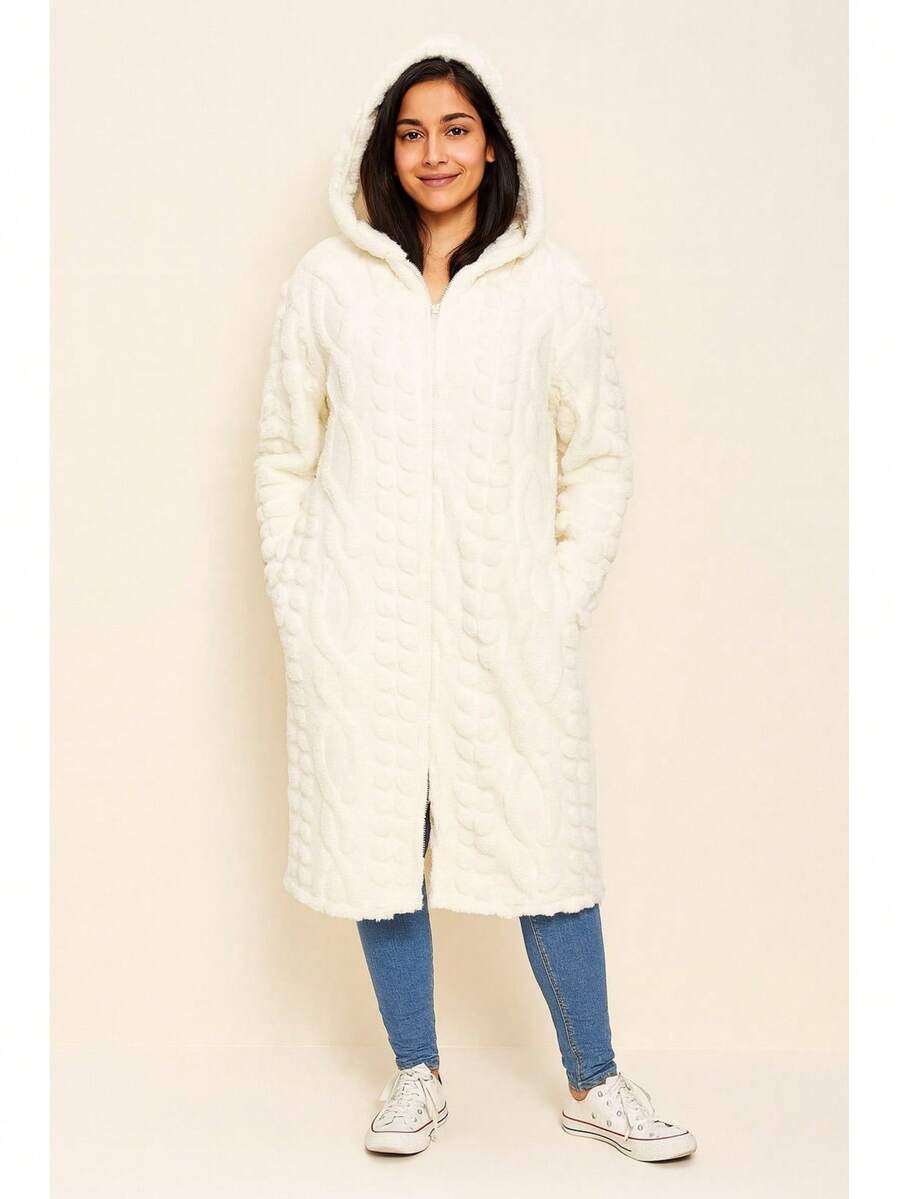 Chamarra larga de invierno tipo abrigo, con textura tejida en relieve y acabado peluche suave. Perfecta para combinar con jeans, leggings o botas para un look casual y acogedor. - Hueso - Ver 1