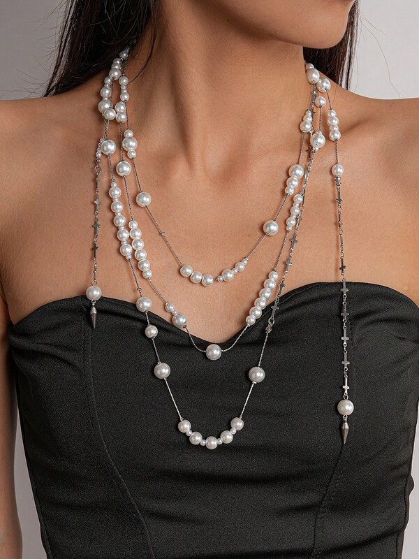 Diese mehrreihige Kunstperlenkette mit kegelförmigem Kreuzanhänger ist ein stilvolles und einzigartiges Schmuckstück. Sie eignet sich perfekt für festliche Anlässe oder als Pulloverkette, verleiht jedem Alltagsoutfit einen Hauch von Eleganz und ist ein tolles Geschenk für Freunde.
