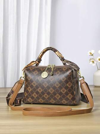 时尚字母印花手提包，搭配随机图案丝巾和金属吊坠装饰，复古经典托特包/斜挎包，送给母亲和朋友的完美礼物