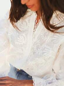 YI XUAN 大码女士优雅蕾丝长袖白色衬衫，适合约会、休闲或通勤穿着。时尚喇叭袖上衣，适合秋夏季节。 - 白色 - 查看 2