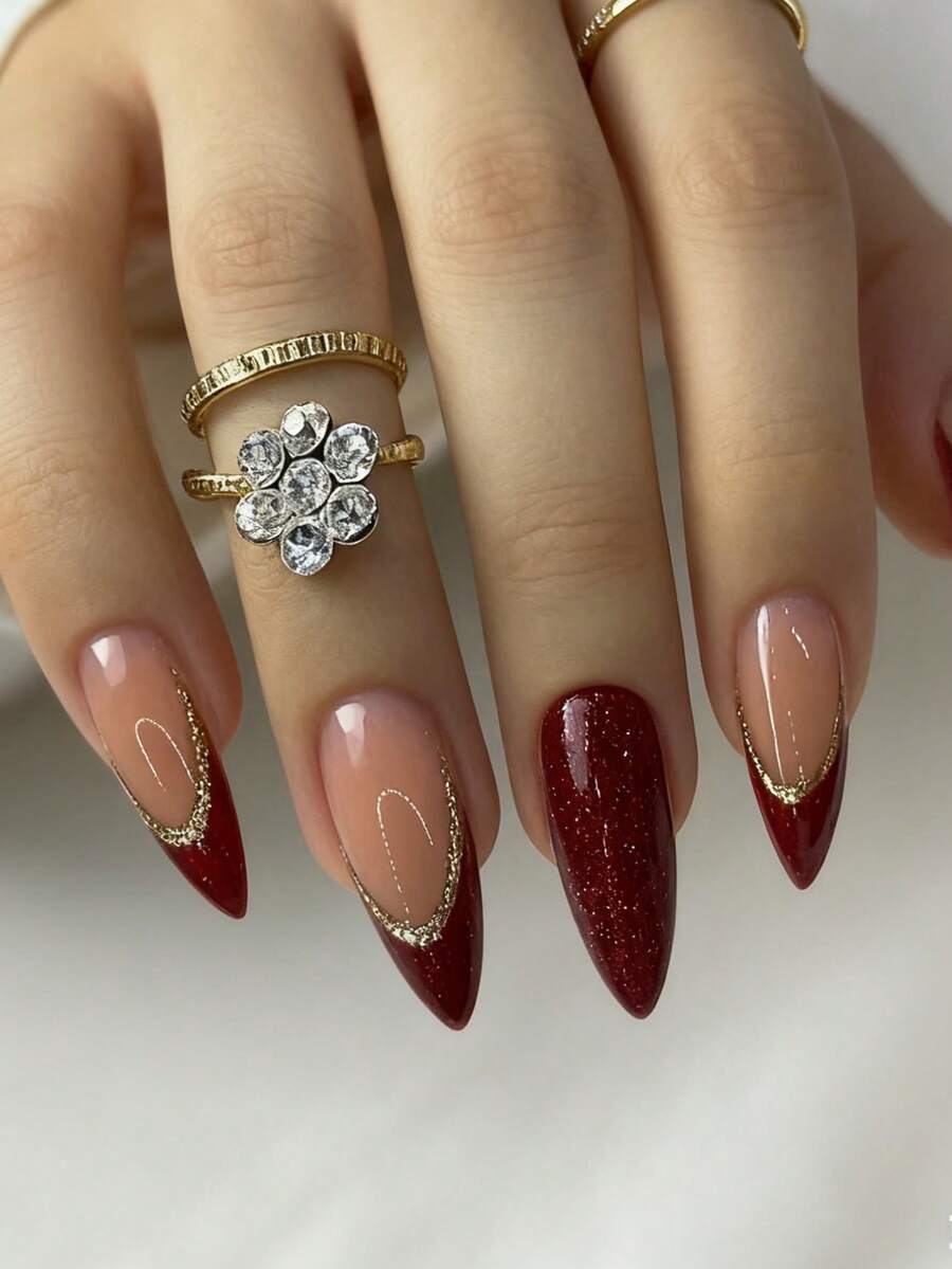 用这款24片装杏仁方形美甲贴片套装，瞬间提升您的造型！优雅的酒红色法式风格，闪亮亮片，时尚金色条纹，全覆盖式设计，专为女性和女孩打造。套装包含1张粘性贴片和1个迷你指甲锉。