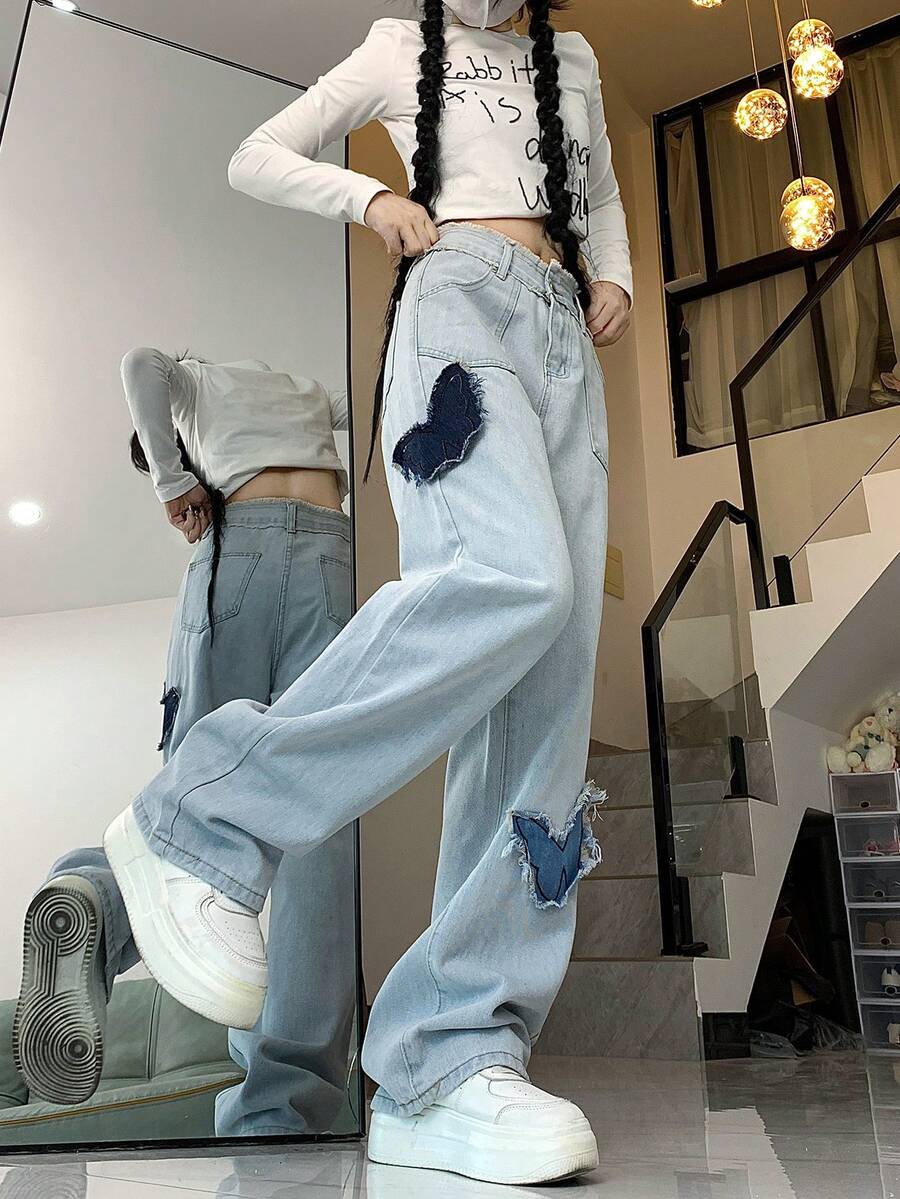 浅蓝色蝴蝶刺绣牛仔裤，宽松阔腿磨边裤脚 - 淺色水洗藍 - 查看 1