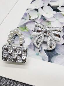 2 pezzi Fiocco di lusso in oro e argento in ABS, ciondolo per lacci delle scarpe, fibbia per lacci delle scarpe con strass a forma di corona, molletta per borsa e scarpe rimovibile con perle artificiali, accessori fai-da-te adatti per sneaker, stivali, regali per Natale, Ognissanti, San Valentino, compleanni, feste (scarpe non incluse) - Multicolore - Visualizzare 13