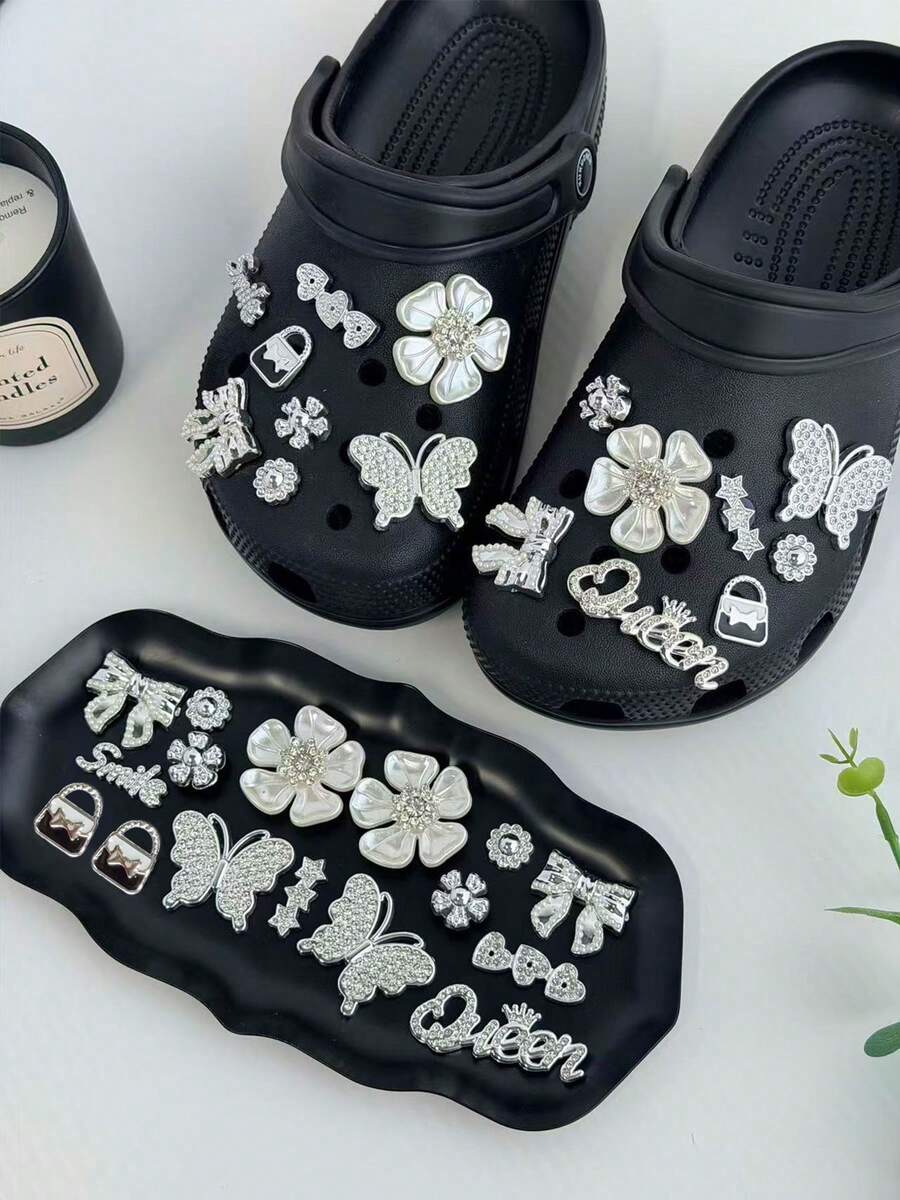 Conjunto de 16 elegantes enfeites prateados com strass para sapatos - Borboletas, Flores e Rainhas, Acessórios Vazados para Tamancos