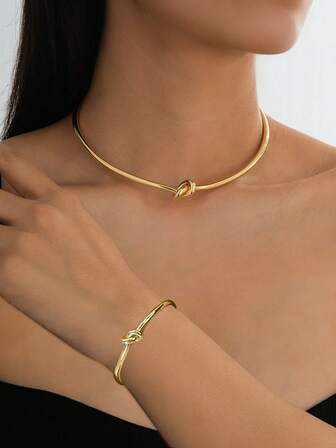 一套简约时尚的打结缠绕式项链和手链套装，适合女性日常佩戴