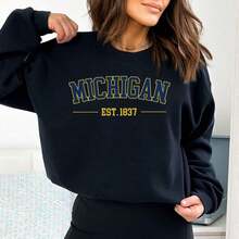 Michigan Sweatshirt, Vintage Michigan Crewneck, Michigan Football Sweatshirt, Retro College Game Day A-Pparel, Uni-Versity(-23-8-)-Cla-Ssic And Comfortable Cotton Unisex Swearshirt For Everyday Wear. Suitable For Street, Weekend, Sports And Daily Wear, Breathable Thick Fabric, Not Easy To Pilling And Fading2025 - màu đen - Xem 1