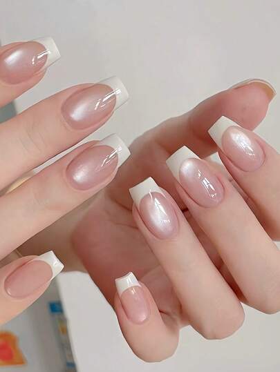 Adesivos de unha quadrados brancos com borda francesa e pressão média, com design olho de gato e microesferas de vidro, em um lindo tom rosa claro. Cobertura total. Para mulheres e meninas, pacote com 24 unidades.