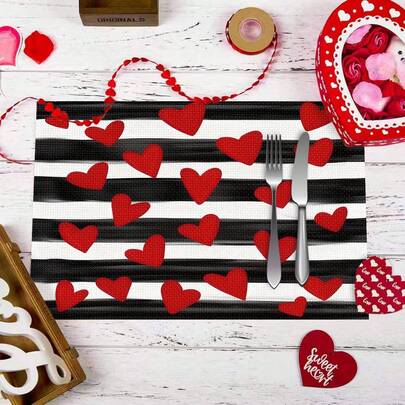 Conjunto de 1/4/6 peças de jogos americanos decorativos com estampa de corações vermelhos e listras pretas e brancas para o Dia dos Namorados. Ideais para festas, cozinha e sala de jantar. Confeccionados em 100% linho, laváveis à mão. Perfeitos para mesas de jantar, restaurantes, aniversários, festas e decoração de casa.