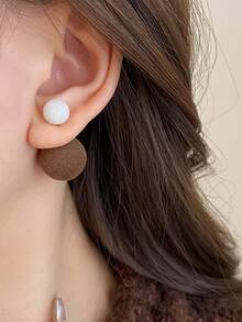 一对复古双面仿植绒球形耳钉，双色设计，简约甜美，适合女士日常及节日佩戴，秋冬季款