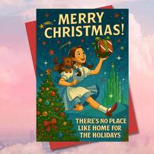 Urzekający plakat świąteczny z Czarnoksiężnikiem z Krainy Oz przedstawiający Dorotkę i Toto z świątecznym prezentem na tle panoramy Szmaragdowego Miasta – "Nie ma jak w domu na święta" Nostalgiczna sztuka ścienna z udekorowaną choinką i migoczącymi gwiazdami - wielobarwność - Zobacz 12