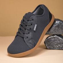 一双纯色中性布面平底鞋，适合办公室、健身房等各种场合，四季皆宜。